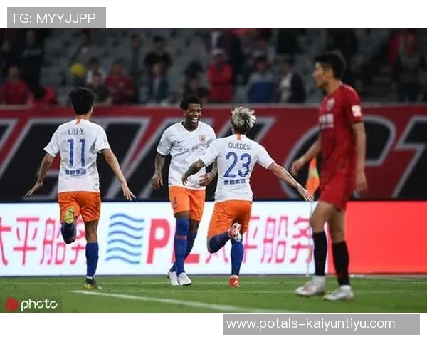 国安鲁能激战回顾比赛精彩瞬间与争议判罚分析